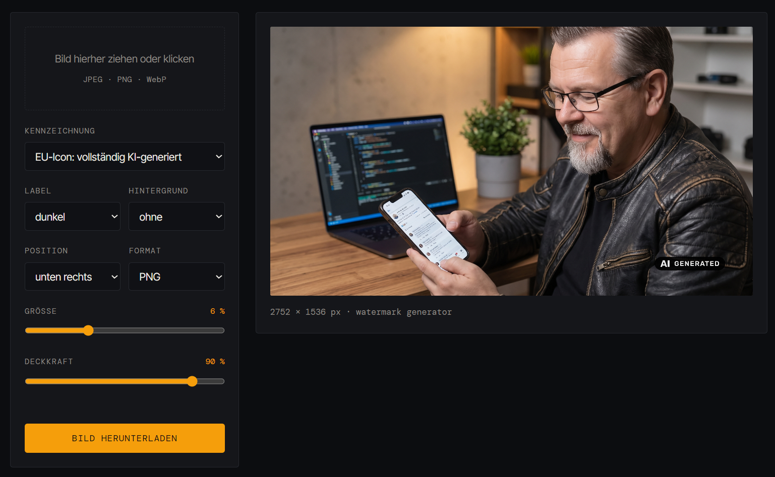 Mann mit Smartphone am Laptop