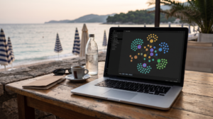 Laptop am Strand mit Kaffee